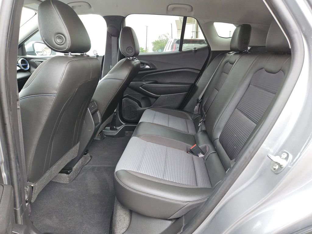Used 2025 Chevrolet Trax LT w/ LT Convenience Package FWD image 17