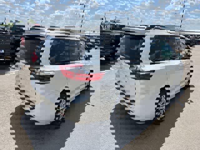 Used 2017 Toyota Sienna XLE FWD image 17