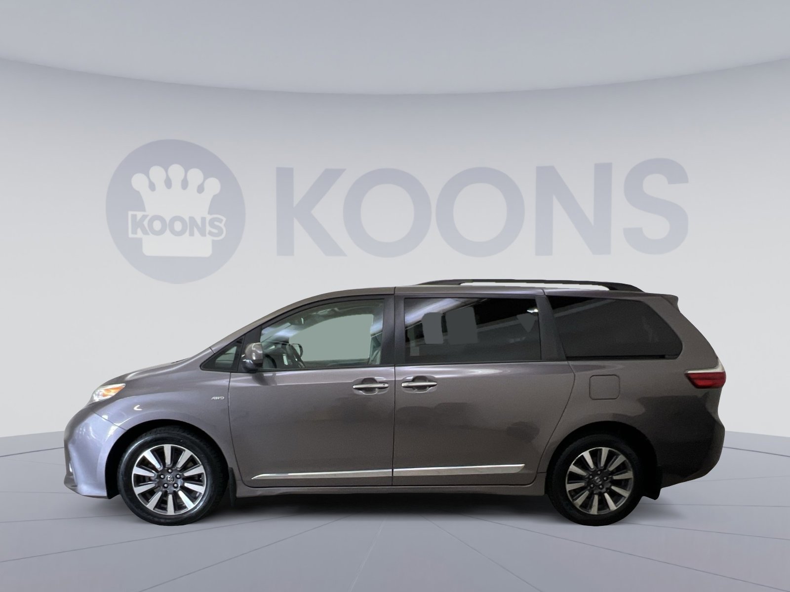 Used 2019 Toyota Sienna XLE w/ XLE Navigation Package image 2