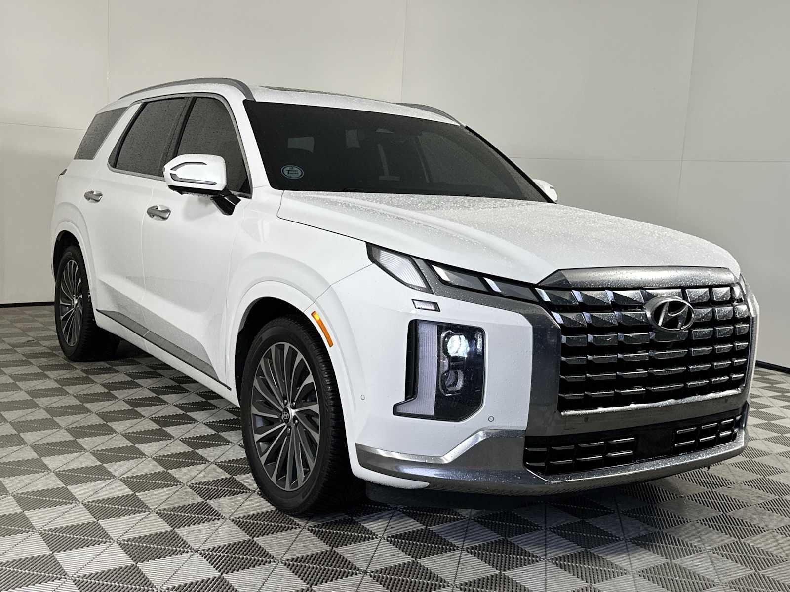 Used 2023 Hyundai Palisade Calligraphy FWD image 2
