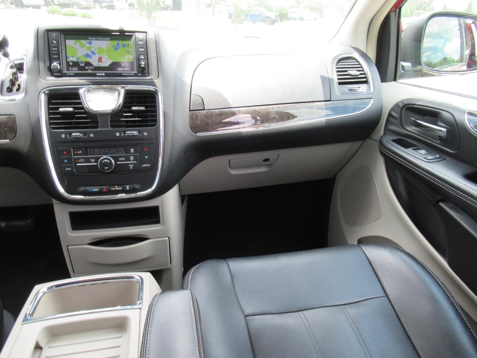 Used 2015 Chrysler Town & Country Touring FWD image 14