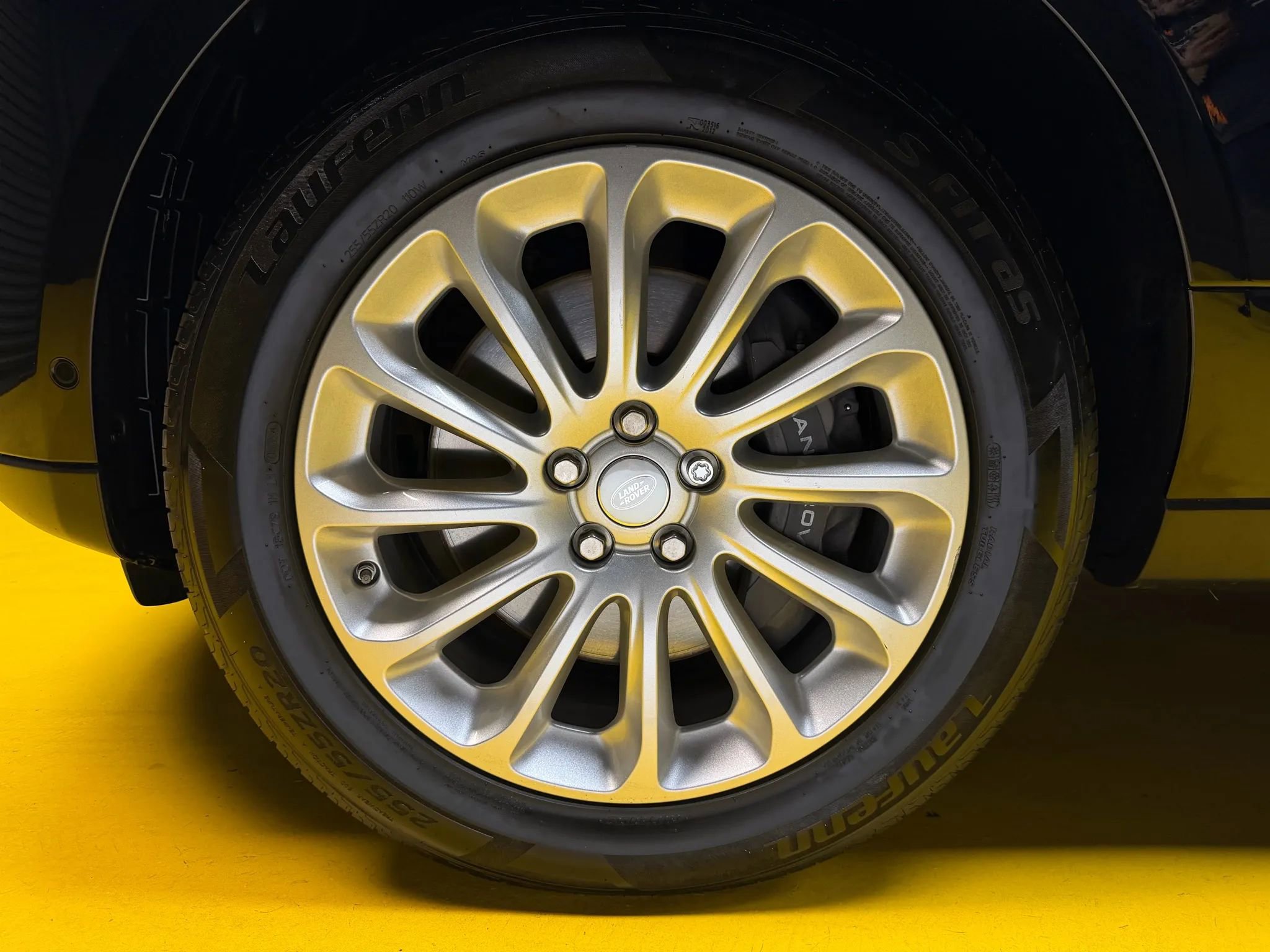 Used 2020 Land Rover Range Rover HSE image 9