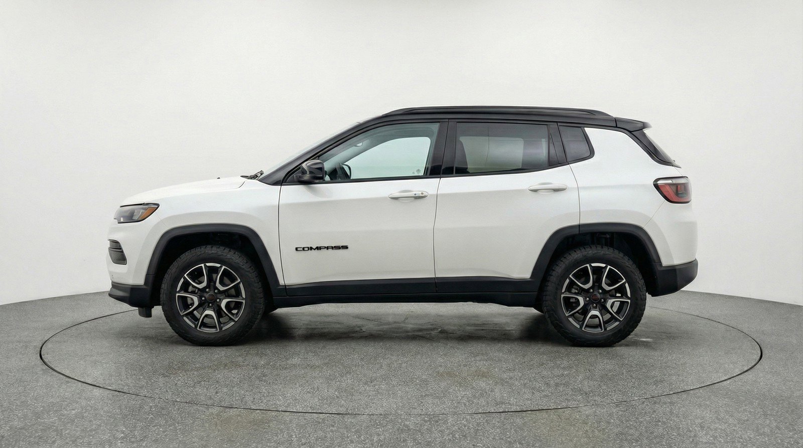 Used 2025 Jeep Compass Trailhawk image 3