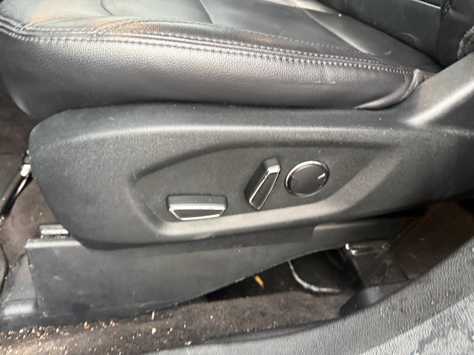 Used 2018 Ford Explorer XLT w/ Equipment Group 202A AWD/4WD image 14