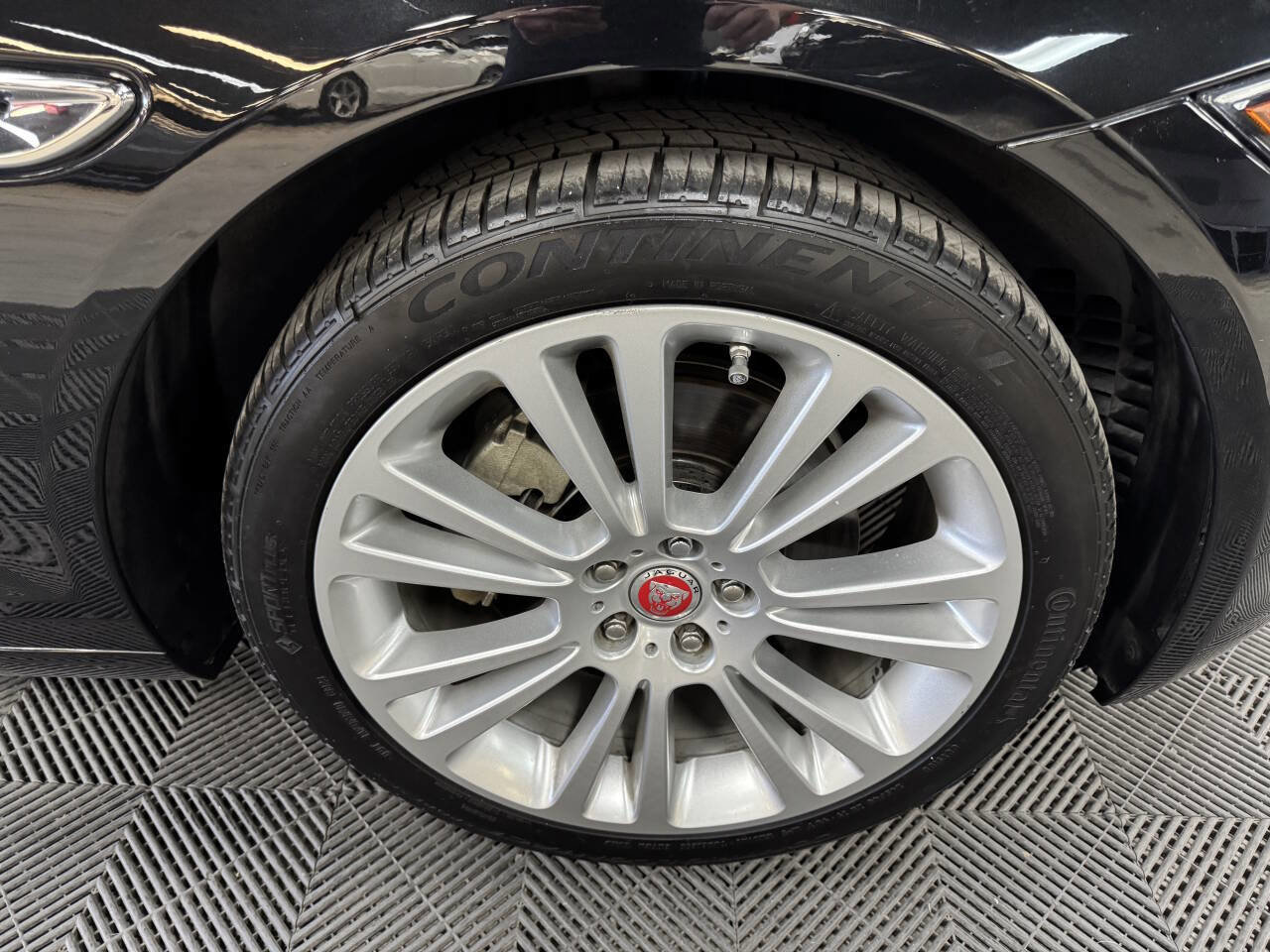 Used 2020 Jaguar XF Premium image 20