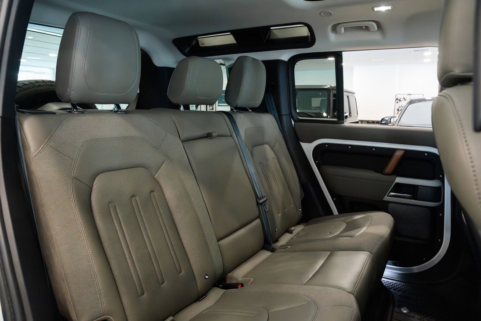 Used 2021 Land Rover Defender 110 SE image 23