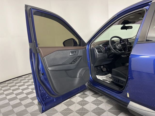 Used 2022 Nissan Rogue SV image 17