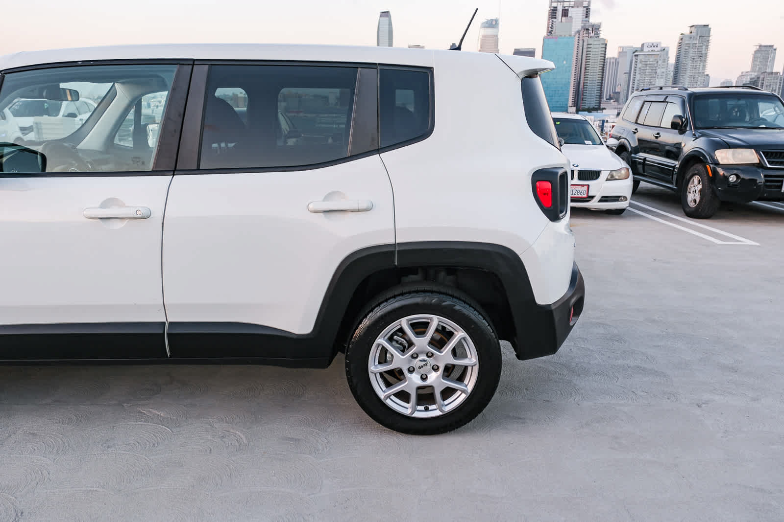 Used 2023 Jeep Renegade Latitude AWD/4WD image 8