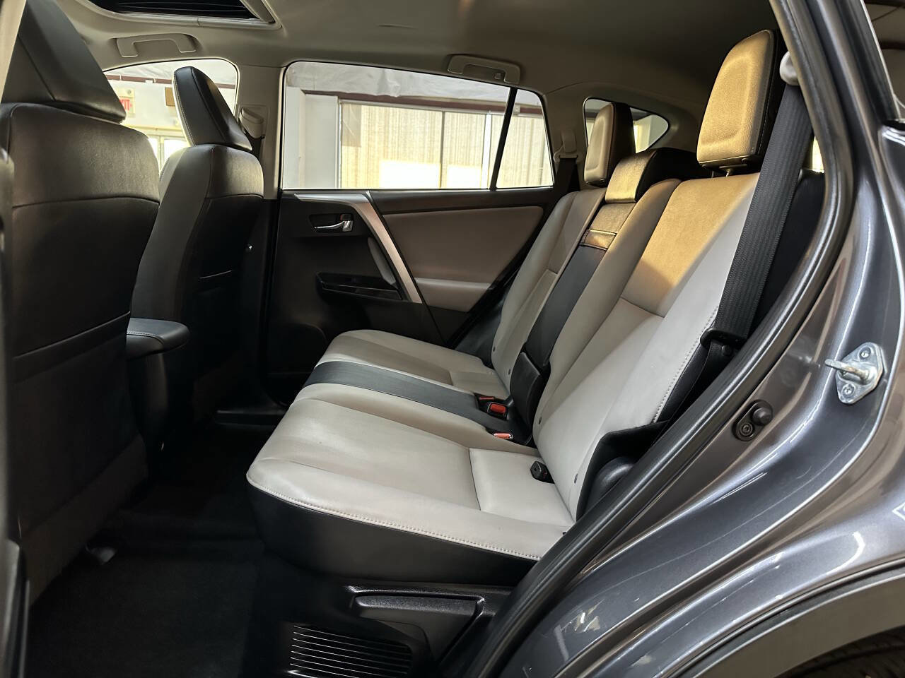 Used 2016 Toyota RAV4 Limited image 13