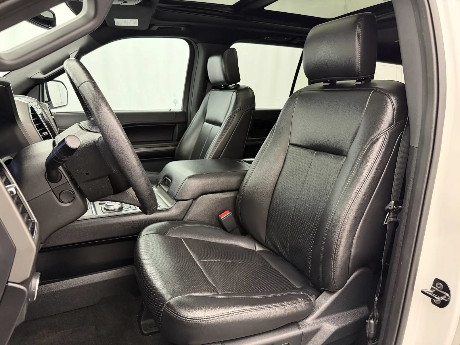 Used 2020 Ford Expedition XLT w/ Equipment Group 202A AWD/4WD image 11