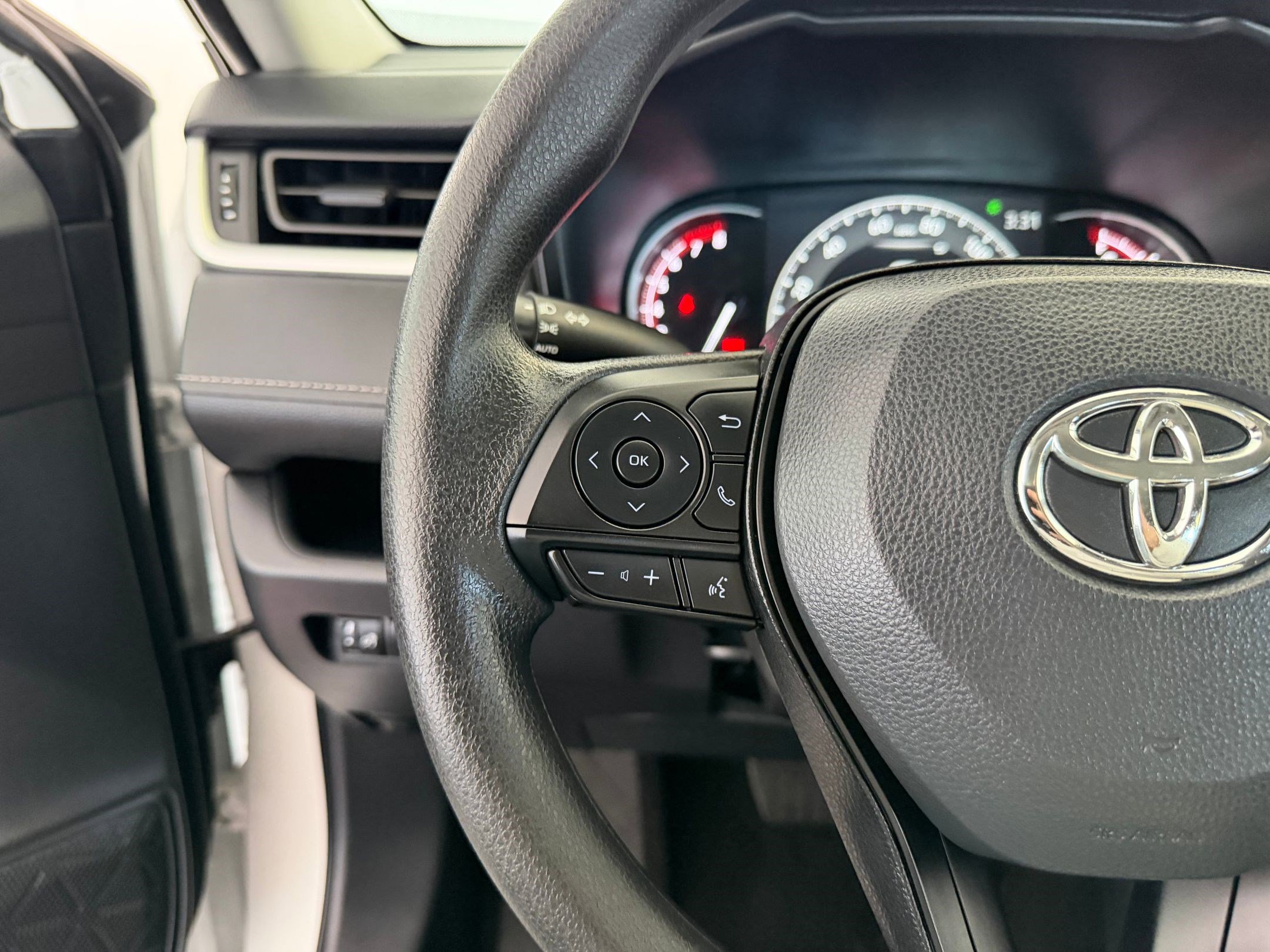 Used 2025 Toyota RAV4 XLE AWD/4WD image 15