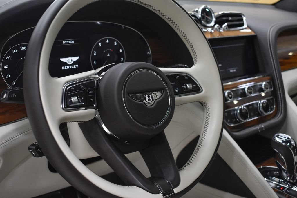 Used 2023 Bentley Bentayga AWD/4WD image 28