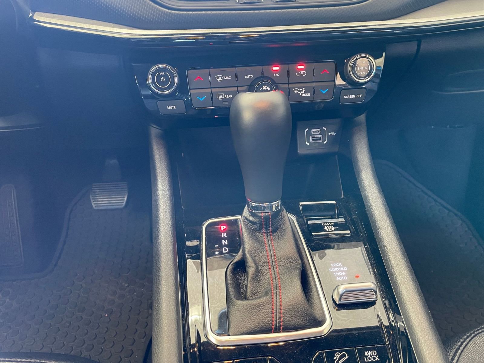 Used 2025 Jeep Compass Trailhawk AWD/4WD image 40