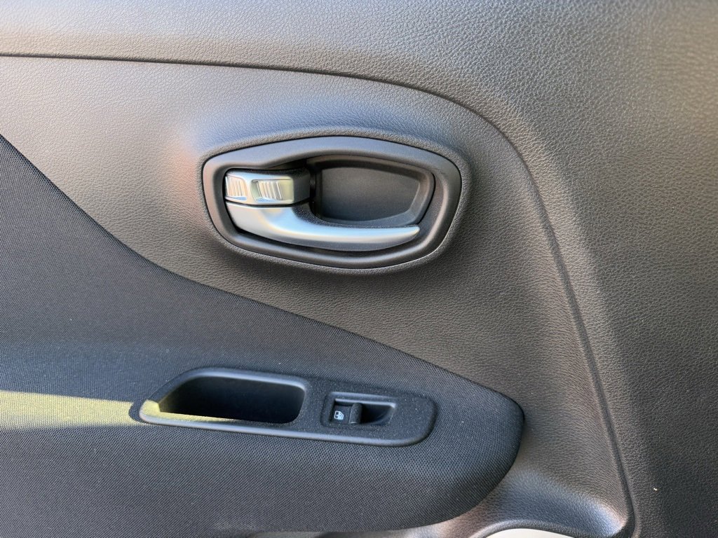 Used 2017 Jeep Renegade Latitude image 30