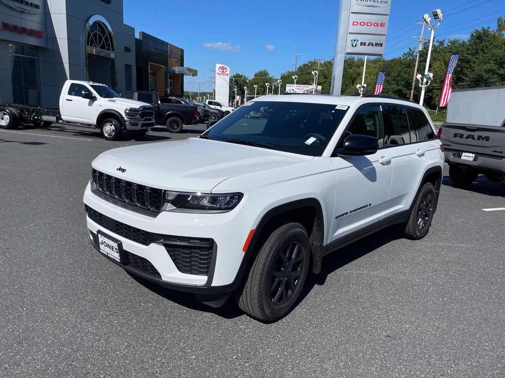 New 2027 Jeep Grand Cherokee Altitude AWD/4WD image 1