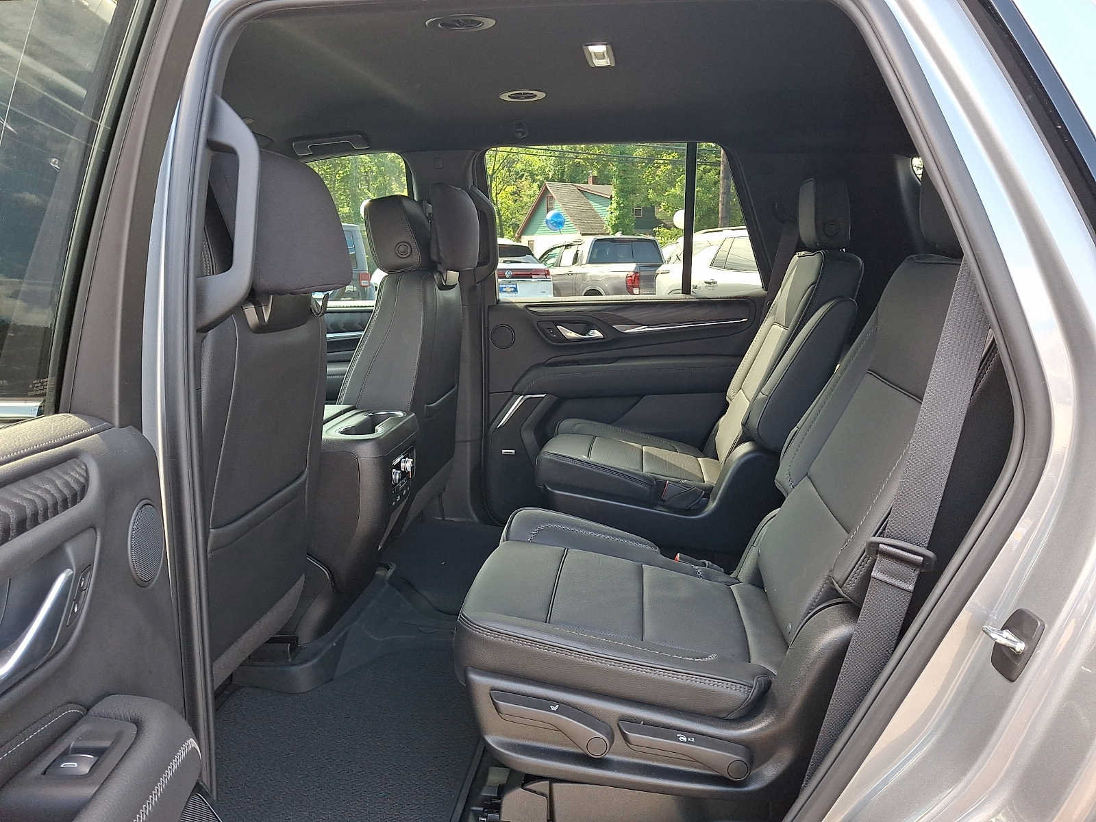 Used 2024 GMC Yukon Denali w/ Advanced Technology Package AWD/4WD image 10