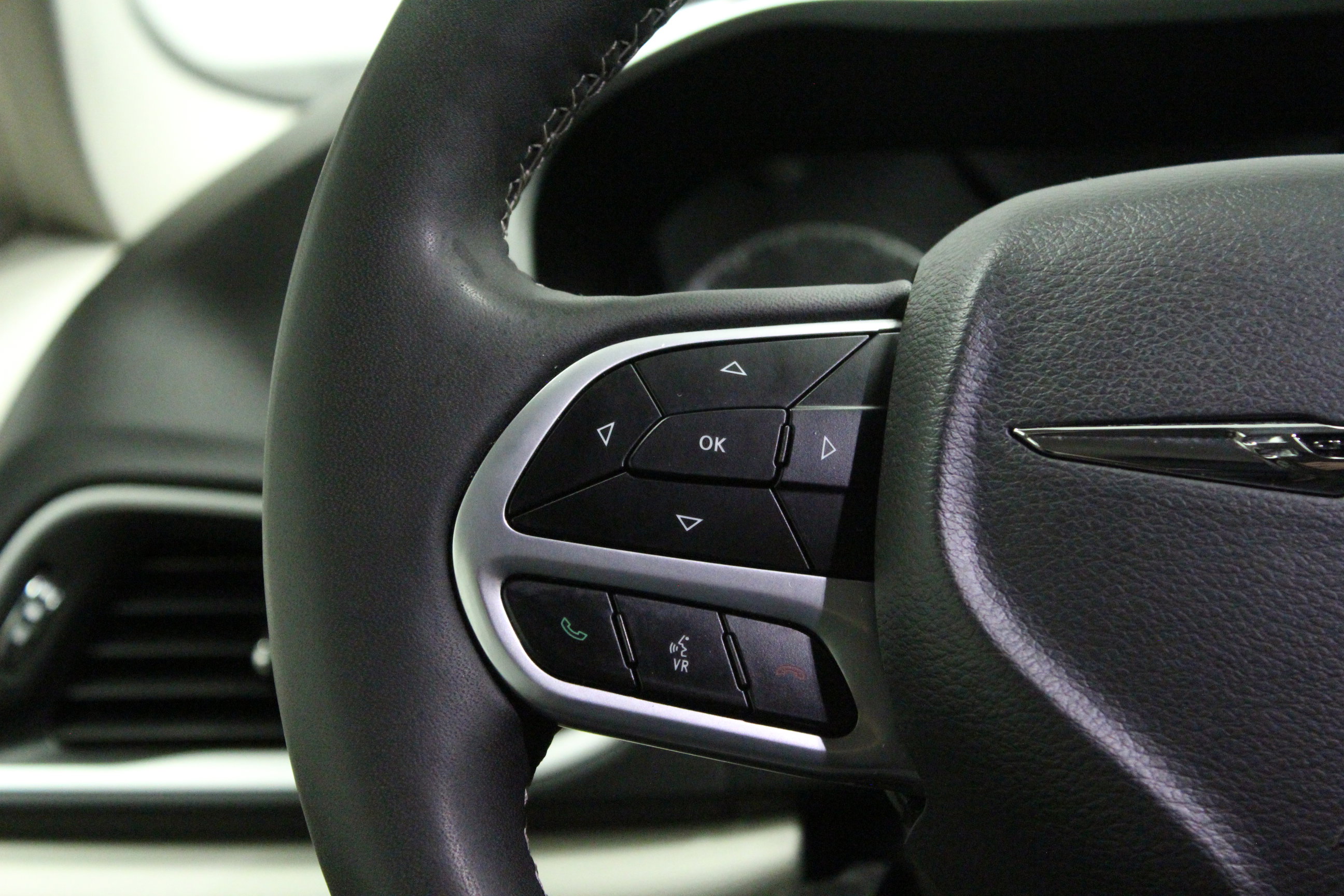 Used 2024 Chrysler Pacifica Touring-L FWD image 31