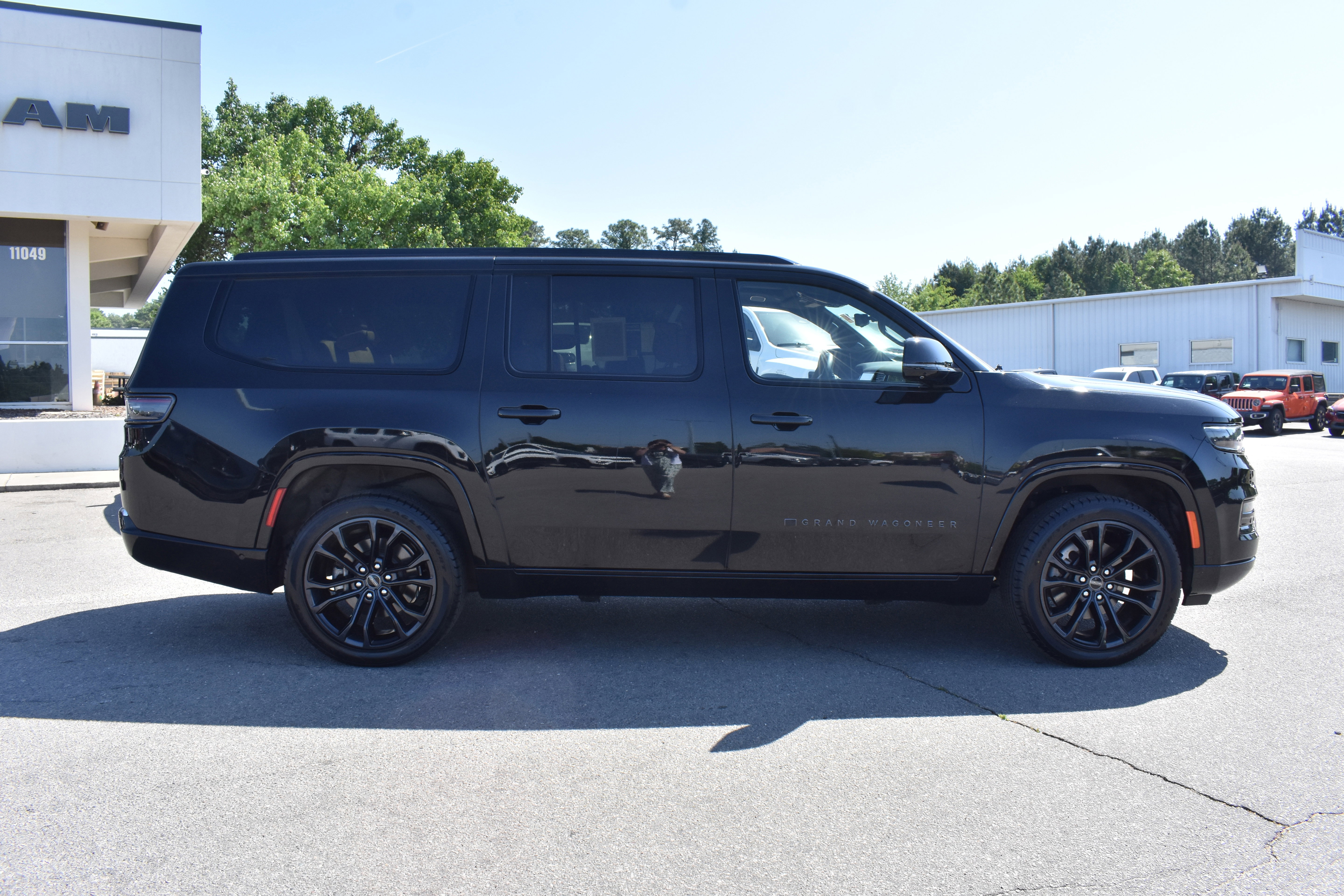 Used 2024 Jeep Grand Wagoneer L Series III w/ Rear Seat Video Group 1 AWD/4WD image 10