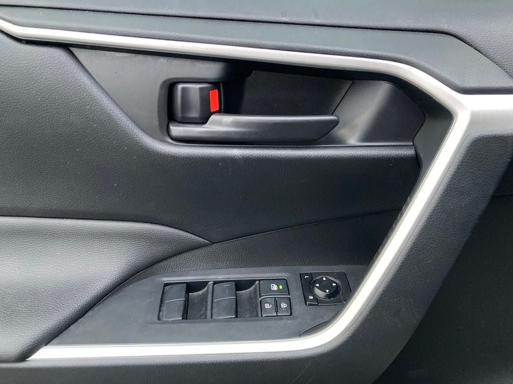 Used 2019 Toyota RAV4 LE FWD image 11