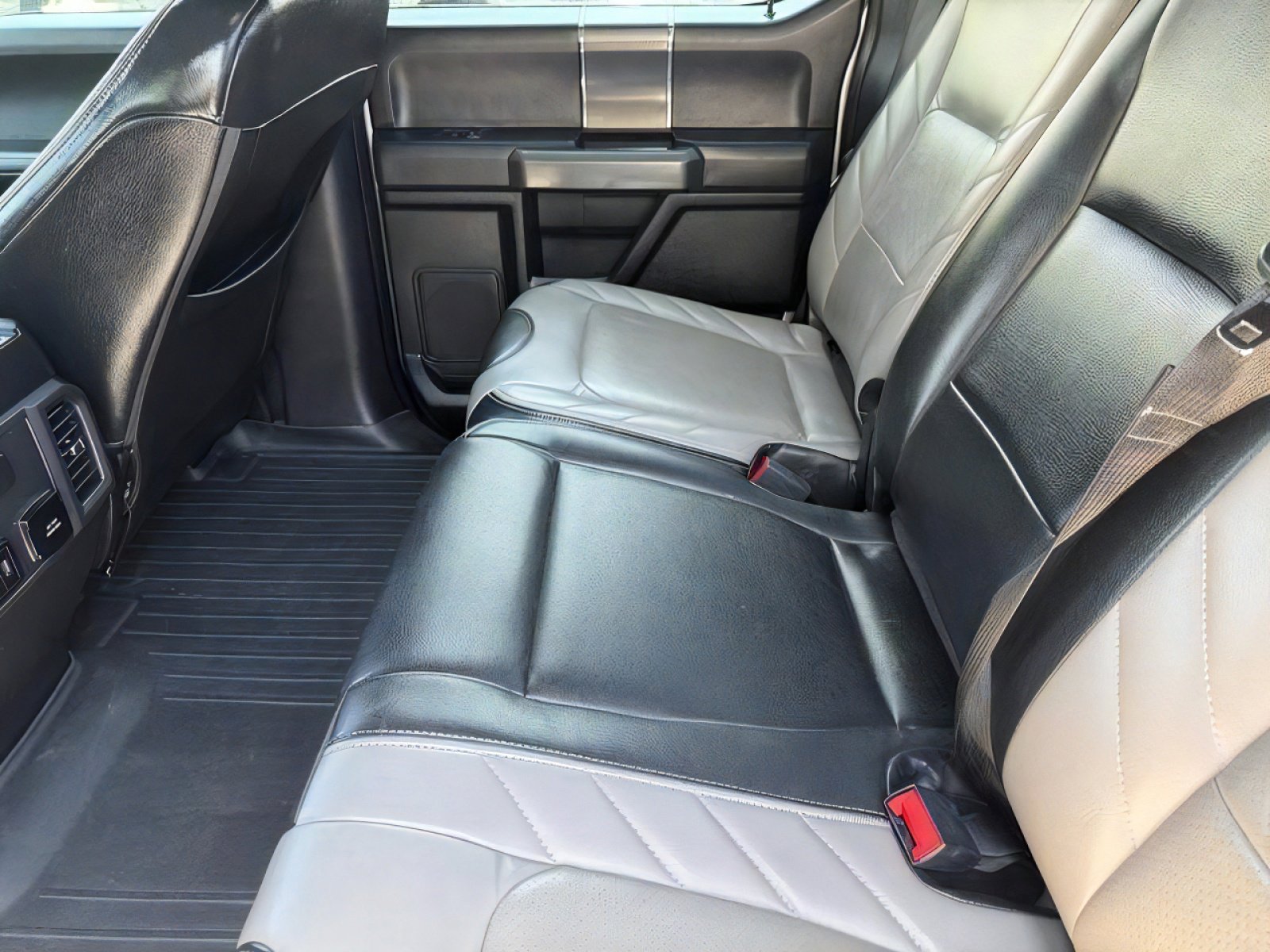 Used 2018 Ford F150 XLT w/ Equipment Group 302A Luxury AWD/4WD image 14