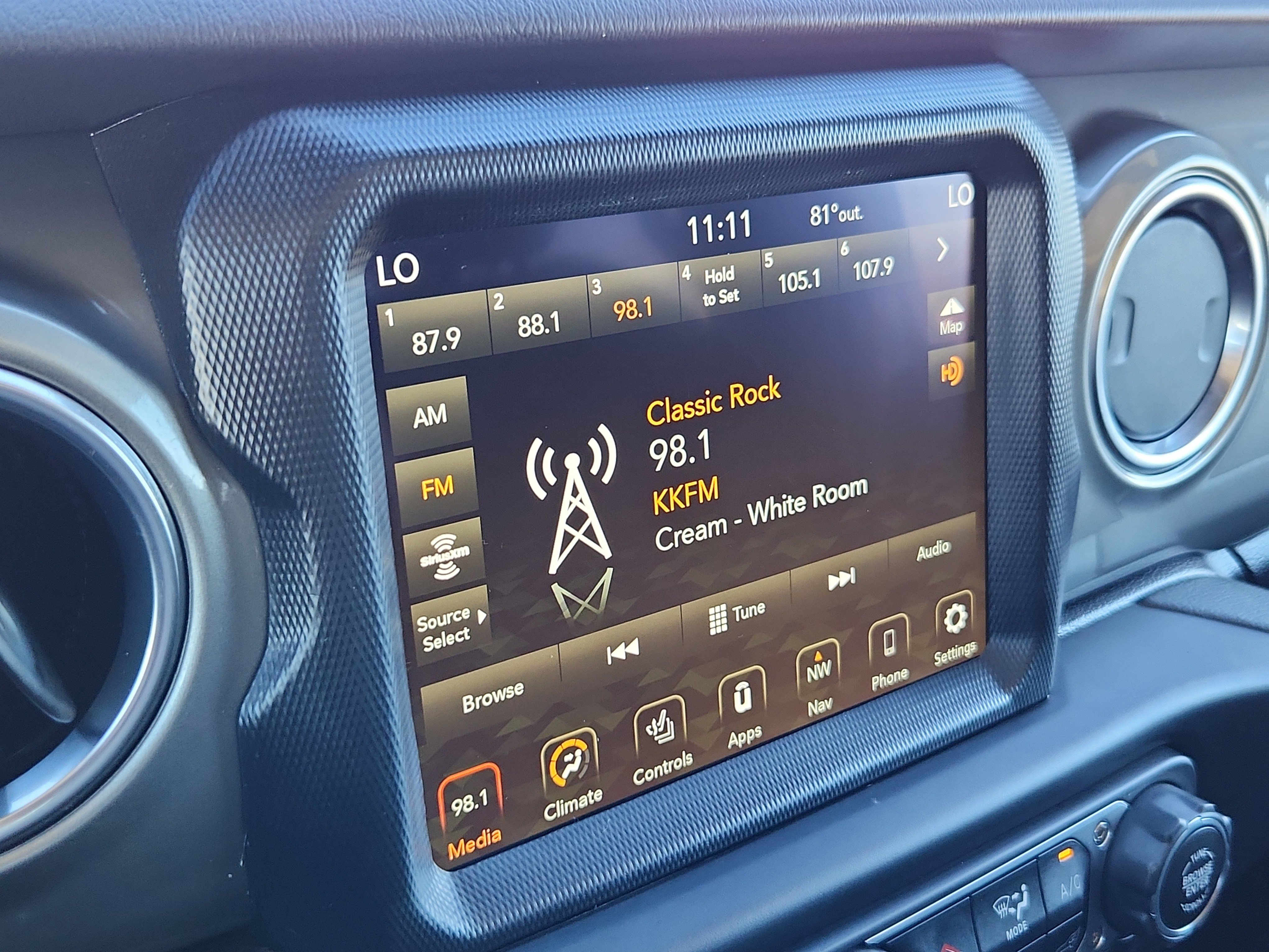 Used 2022 Jeep Wrangler Unlimited Sahara w/ Cold Weather Group image 19