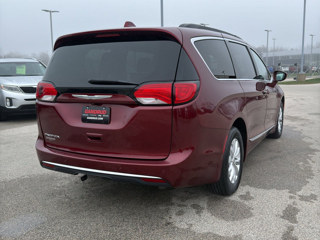 Used 2017 Chrysler Pacifica Touring-L image 5