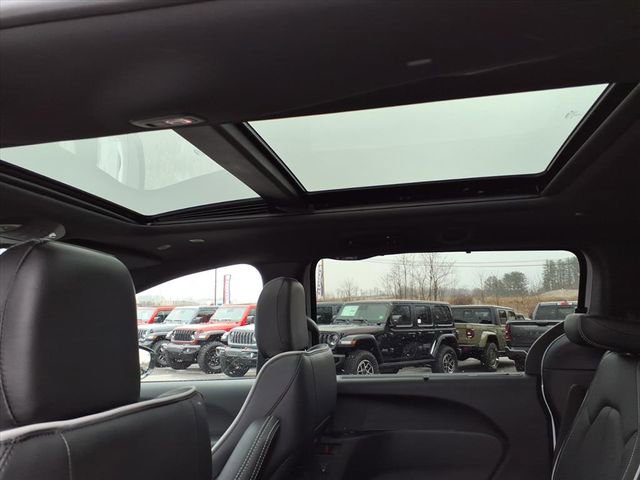 New 2026 Chrysler Pacifica Limited w/ S Appearance Package image 16