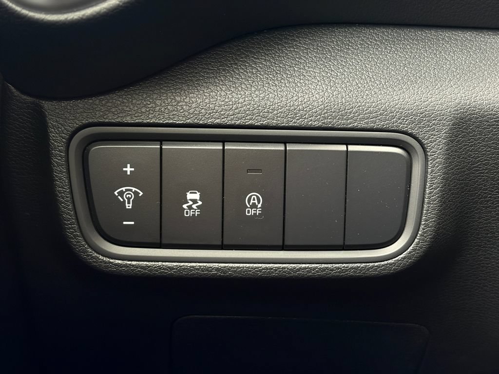 Used 2025 Kia Soul LX w/ LX Technology Package FWD image 24