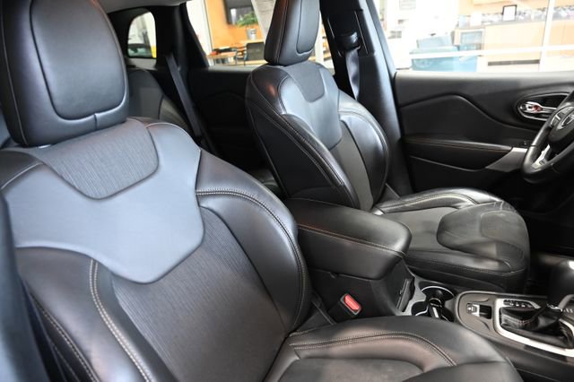 Used 2018 Jeep Cherokee Latitude Plus w/ Cold Weather Group image 8