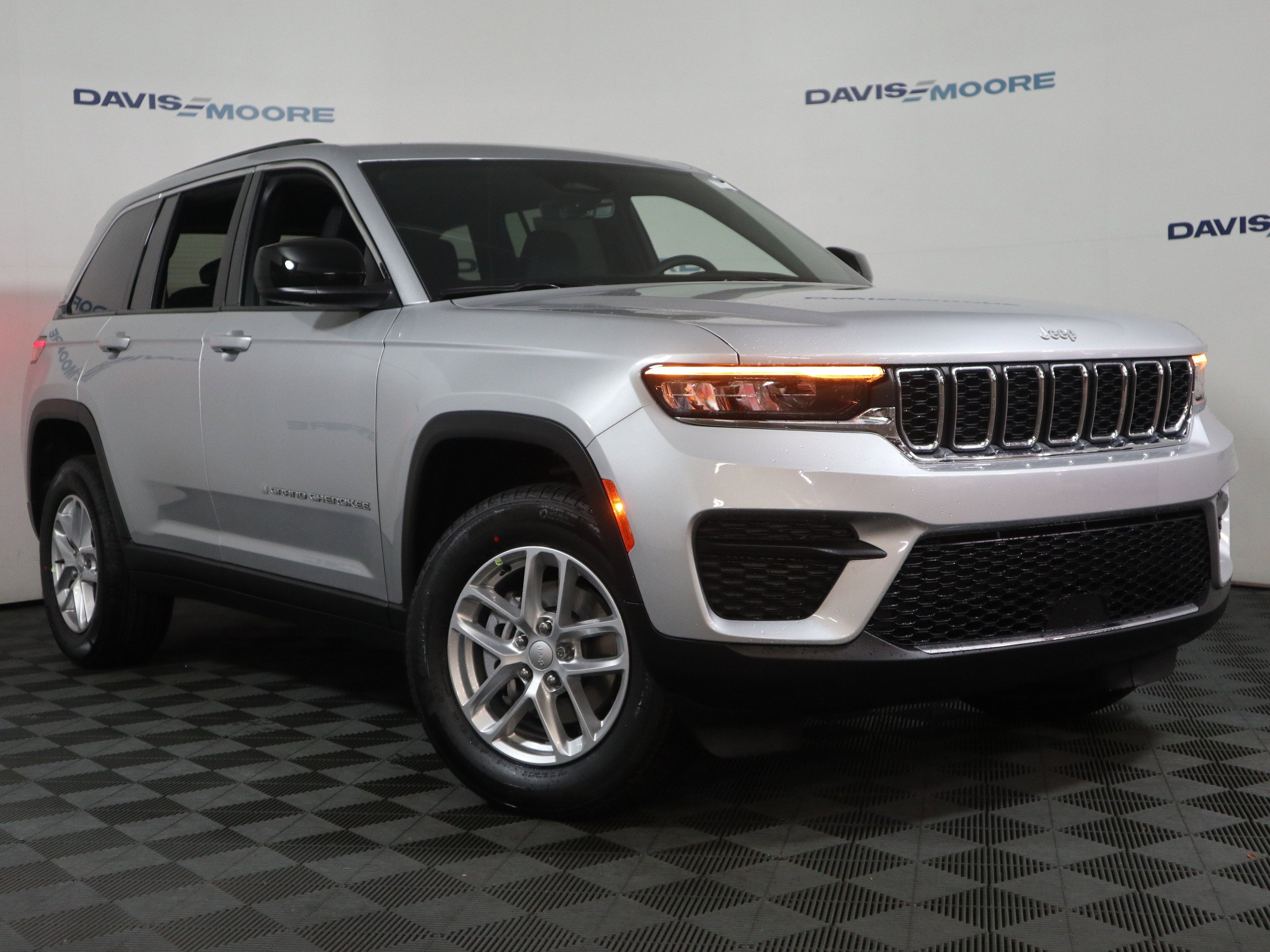 New 2026 Jeep Grand Cherokee Laredo X AWD/4WD image 2