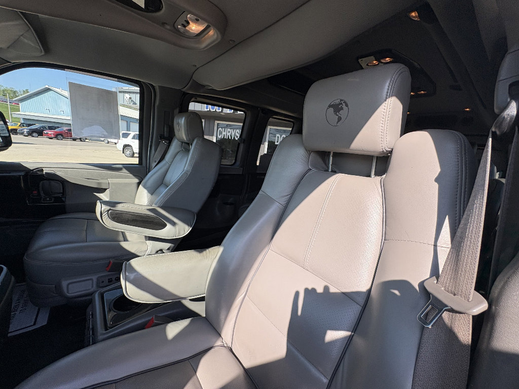 Used 2019 Chevrolet Express 2500 Extended w/ Enhanced Convenience Package RWD image 31