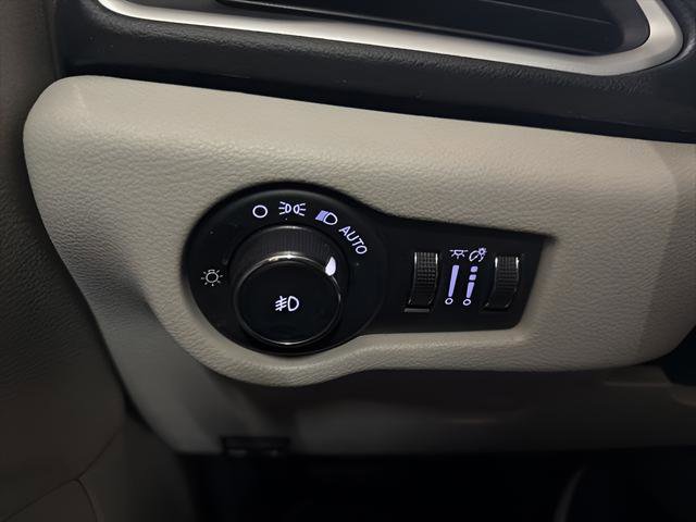 Used 2018 Chrysler Pacifica Touring-L FWD image 23