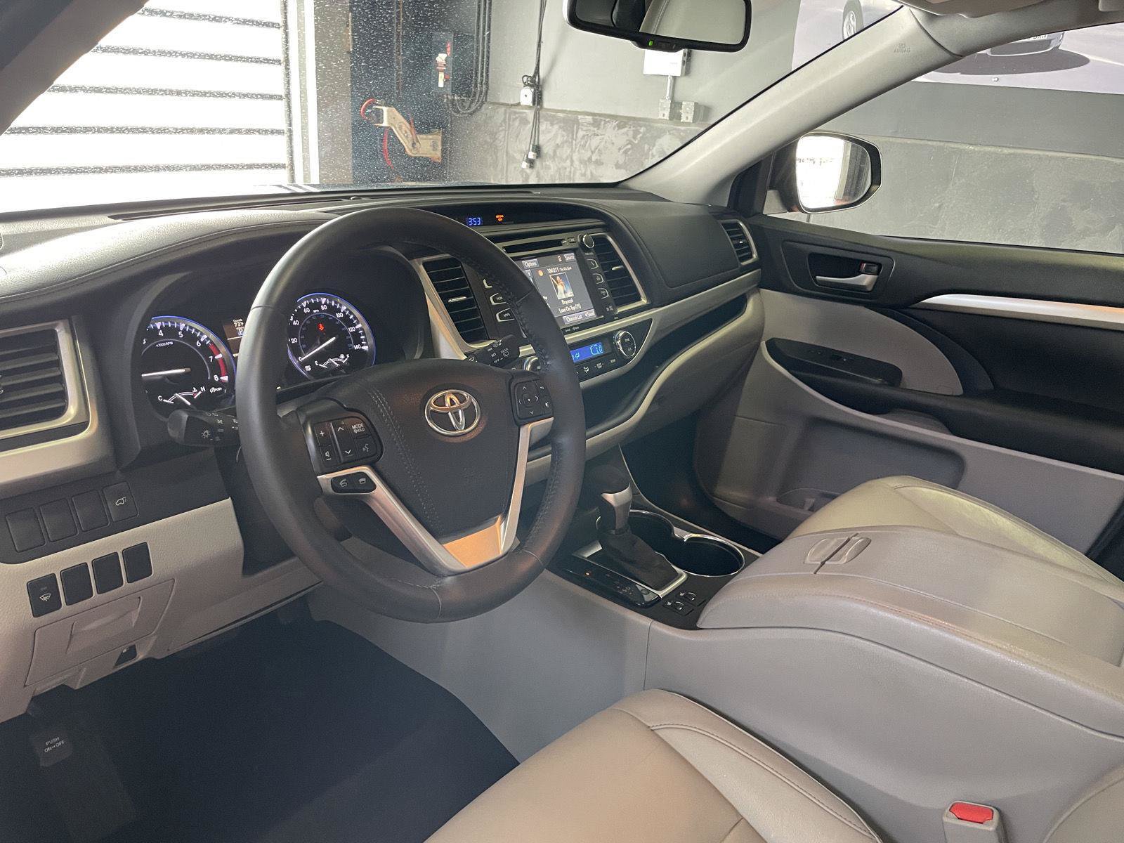 Used 2016 Toyota Highlander XLE AWD/4WD image 14
