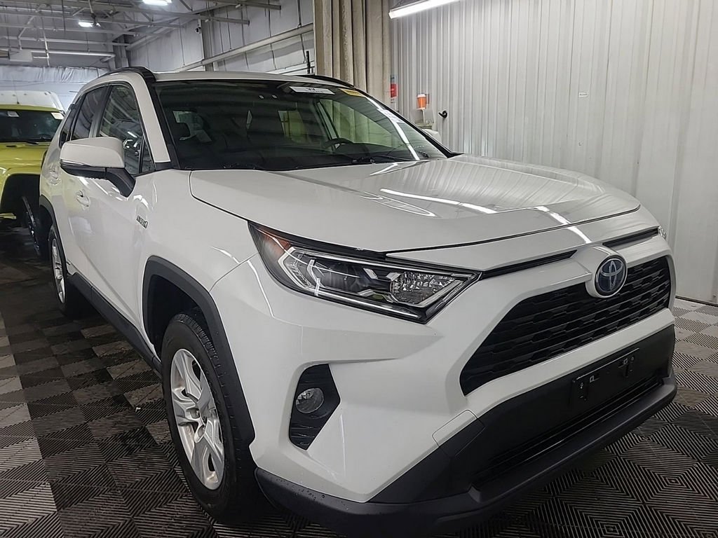 Used 2020 Toyota RAV4 XLE w/ Convenience Package image 3