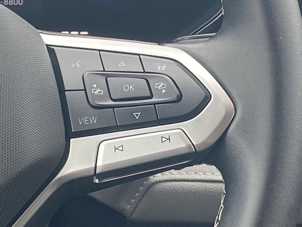 Certified 2024 Volkswagen Taos SE image 4