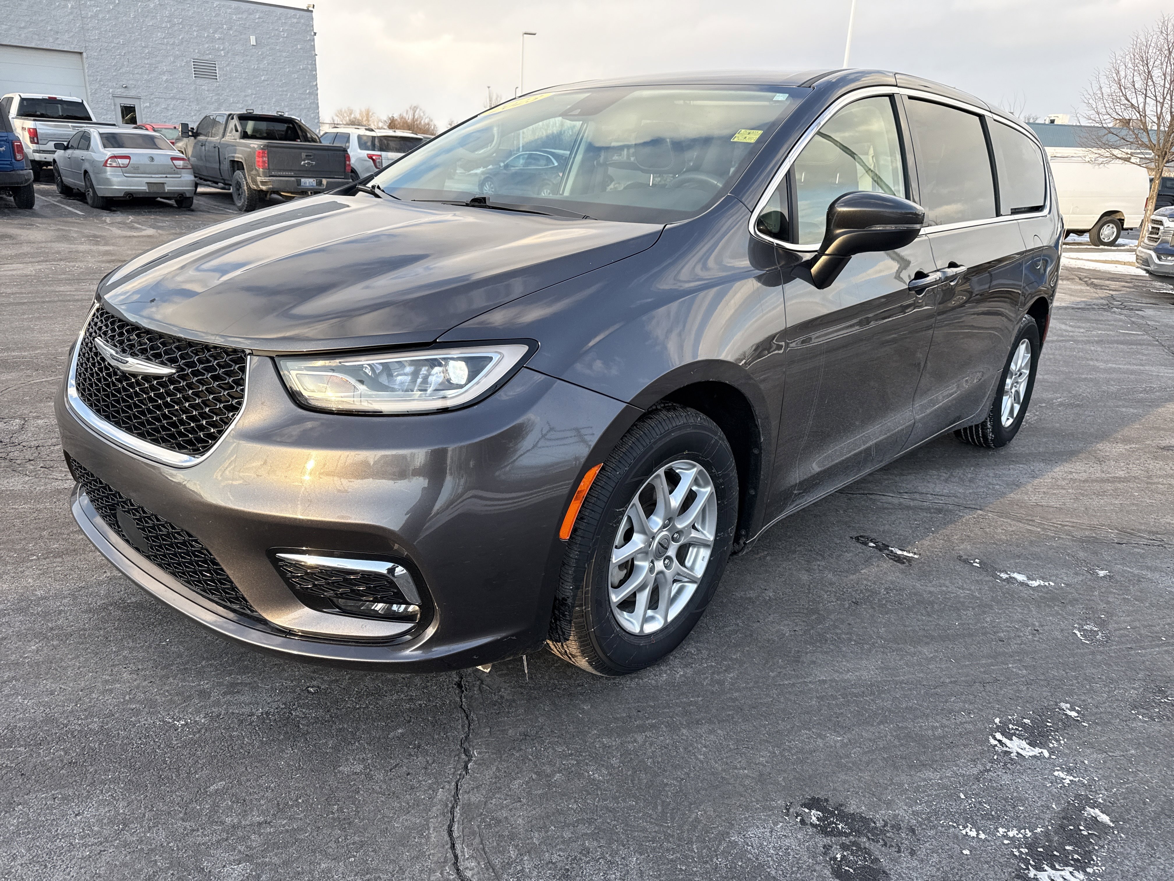 Used 2023 Chrysler Pacifica Touring-L image 2