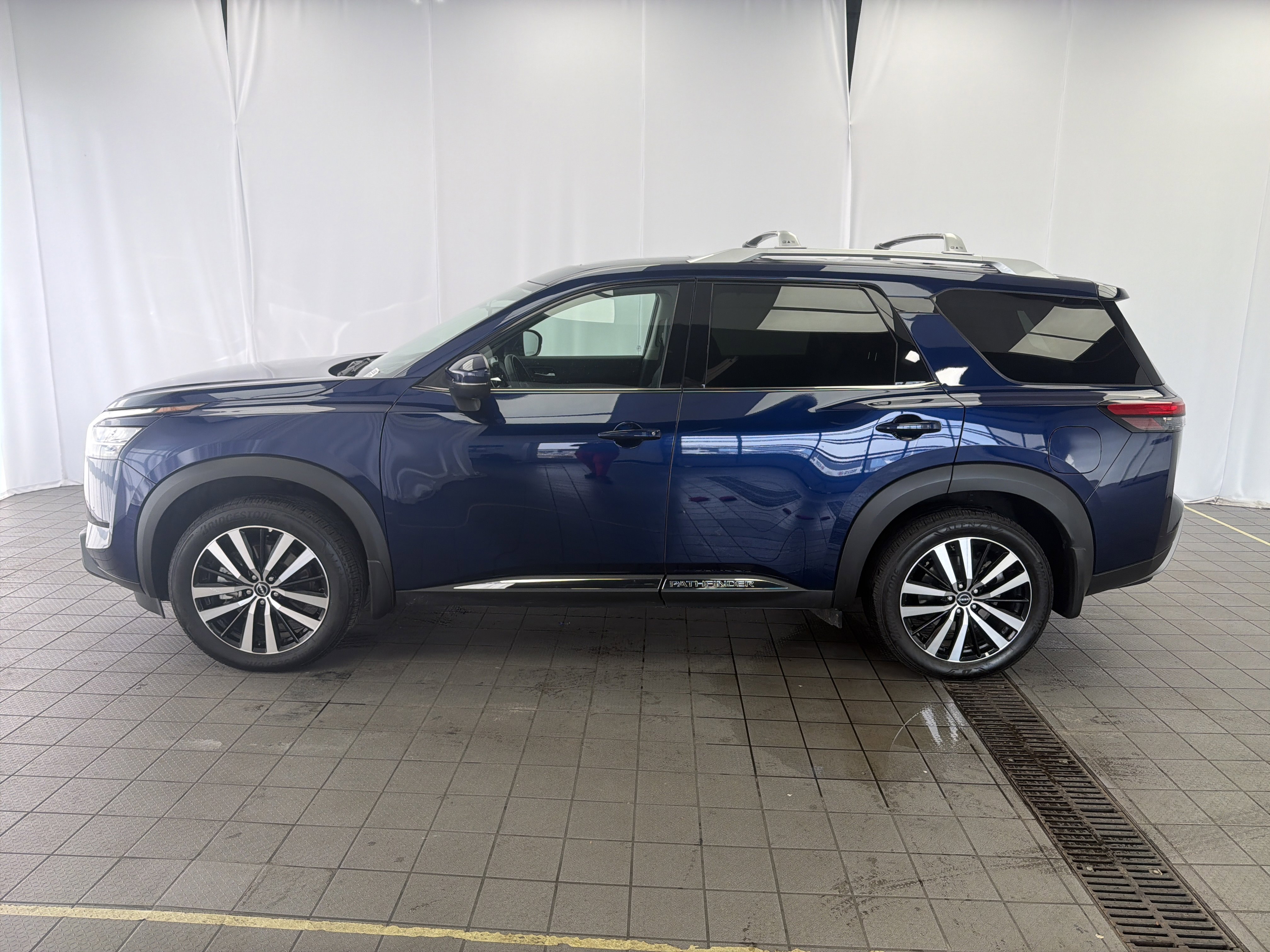 Used 2024 Nissan Pathfinder Platinum w/ Cargo Package image 8