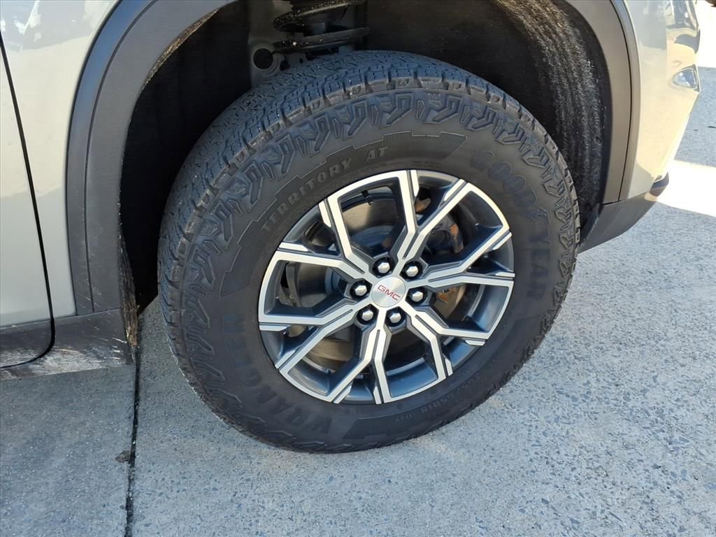 Used 2025 GMC Acadia AT4 w/ Luxury Package image 9