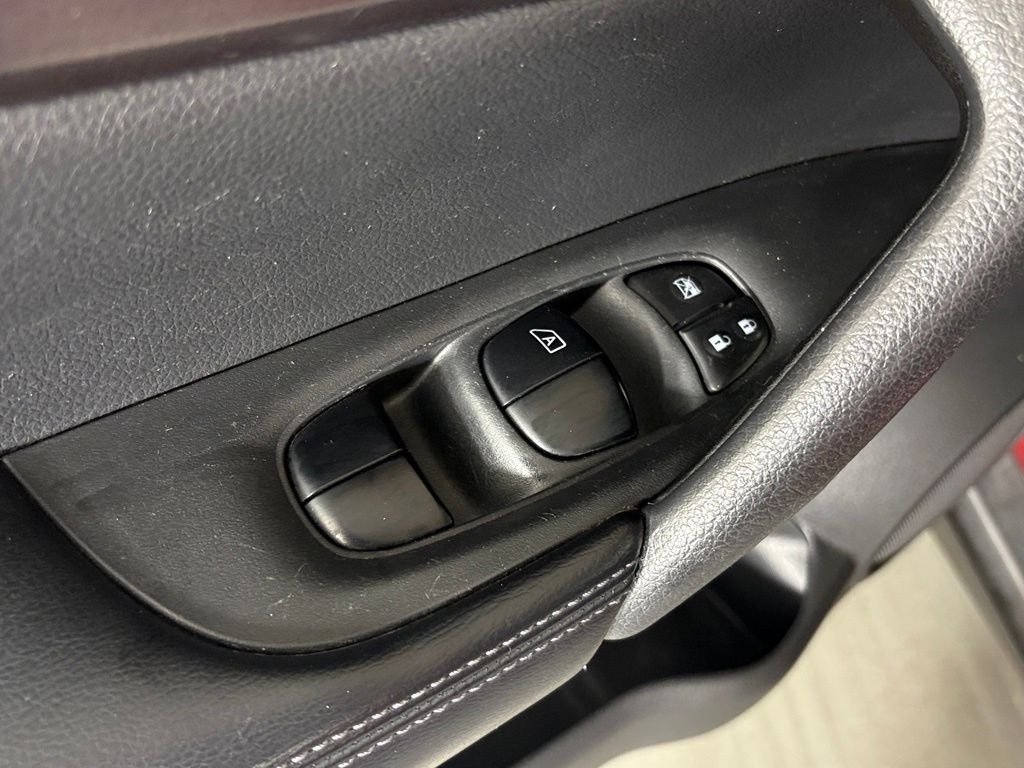 Used 2016 Nissan Rogue S FWD image 13