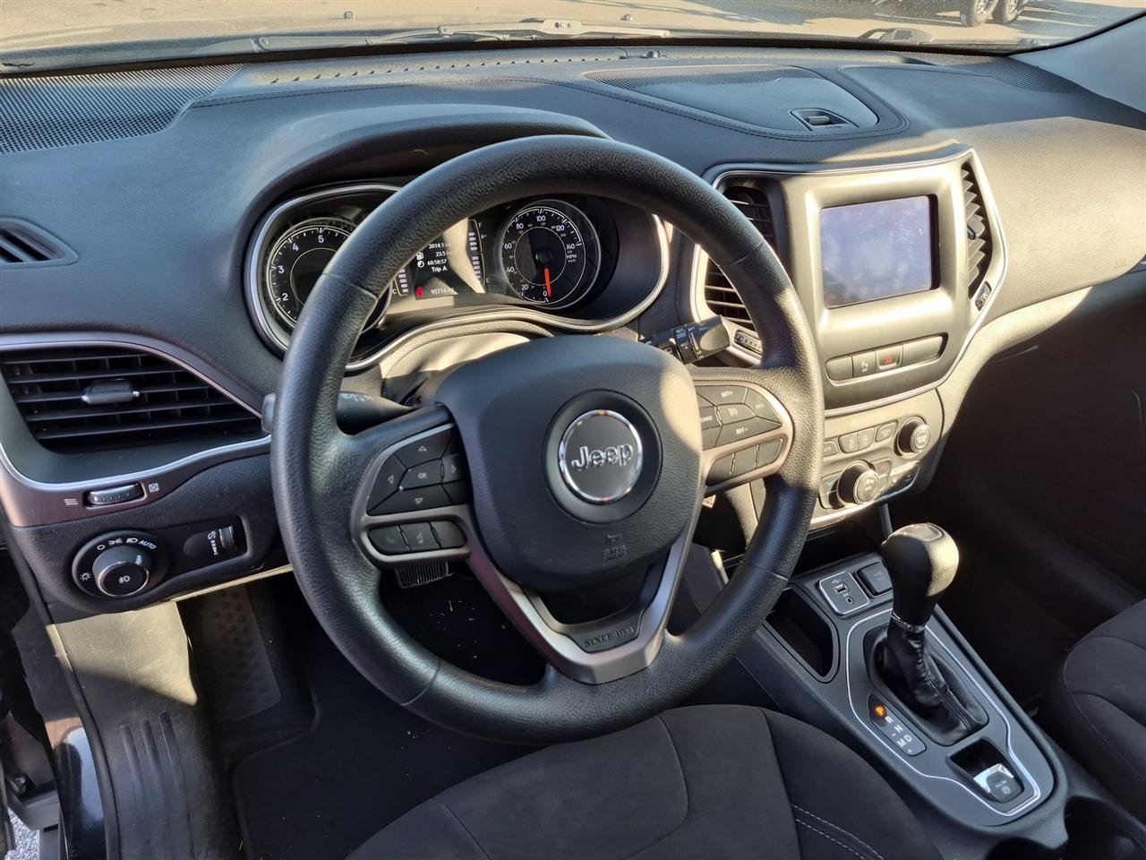 Used 2019 Jeep Cherokee Latitude w/ Popular Appearance Group FWD image 16