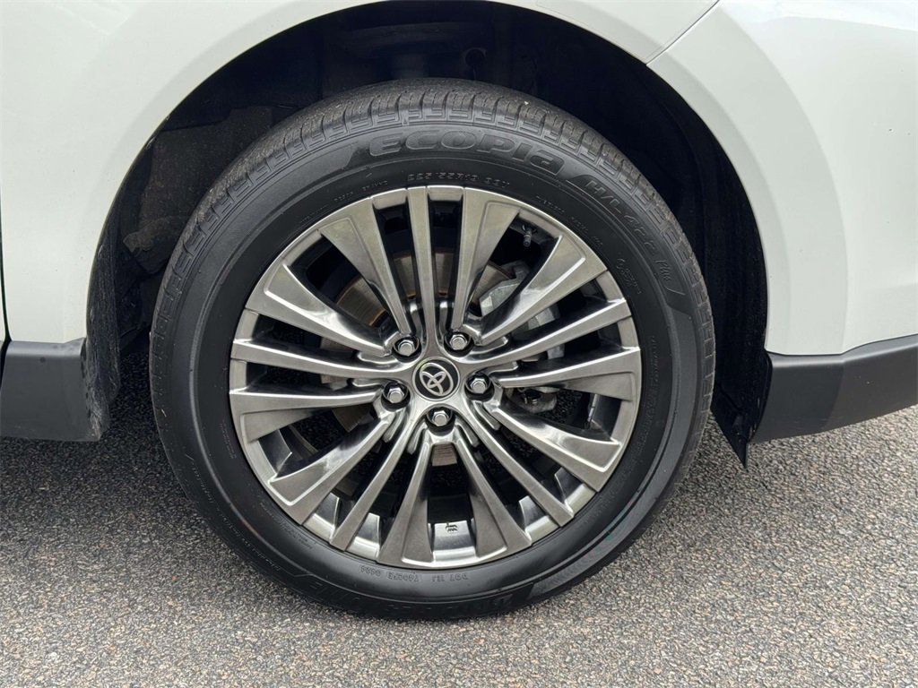 Used 2024 Toyota Venza XLE image 25
