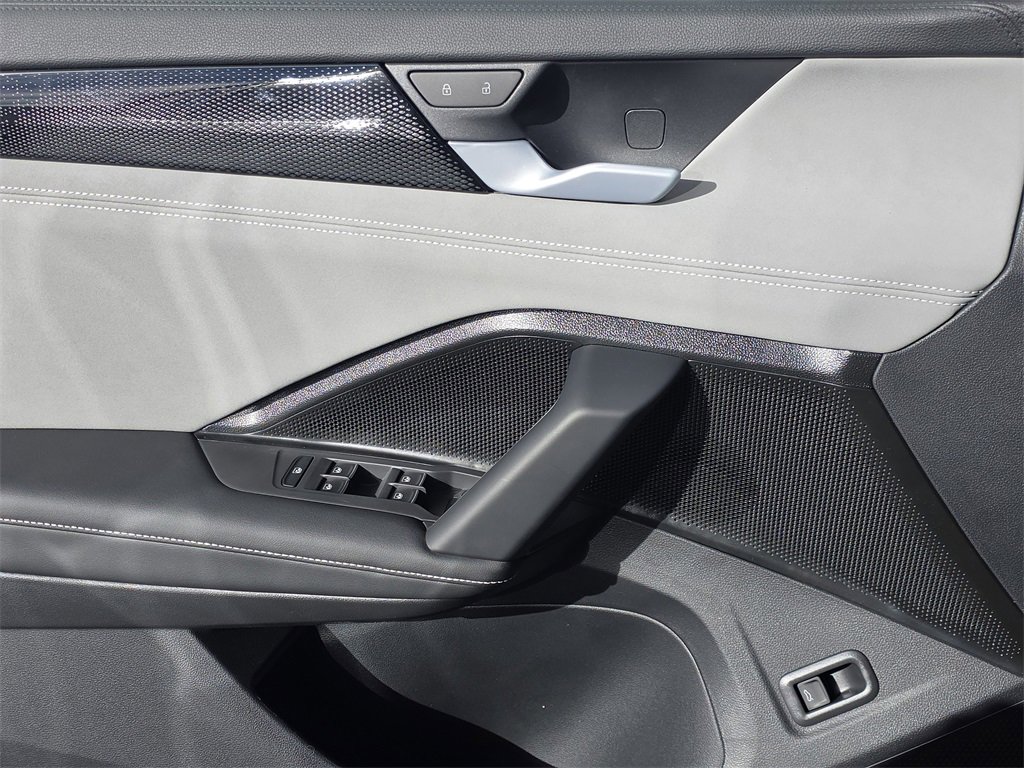 New 2026 Volkswagen Tiguan SE R-Line image 3