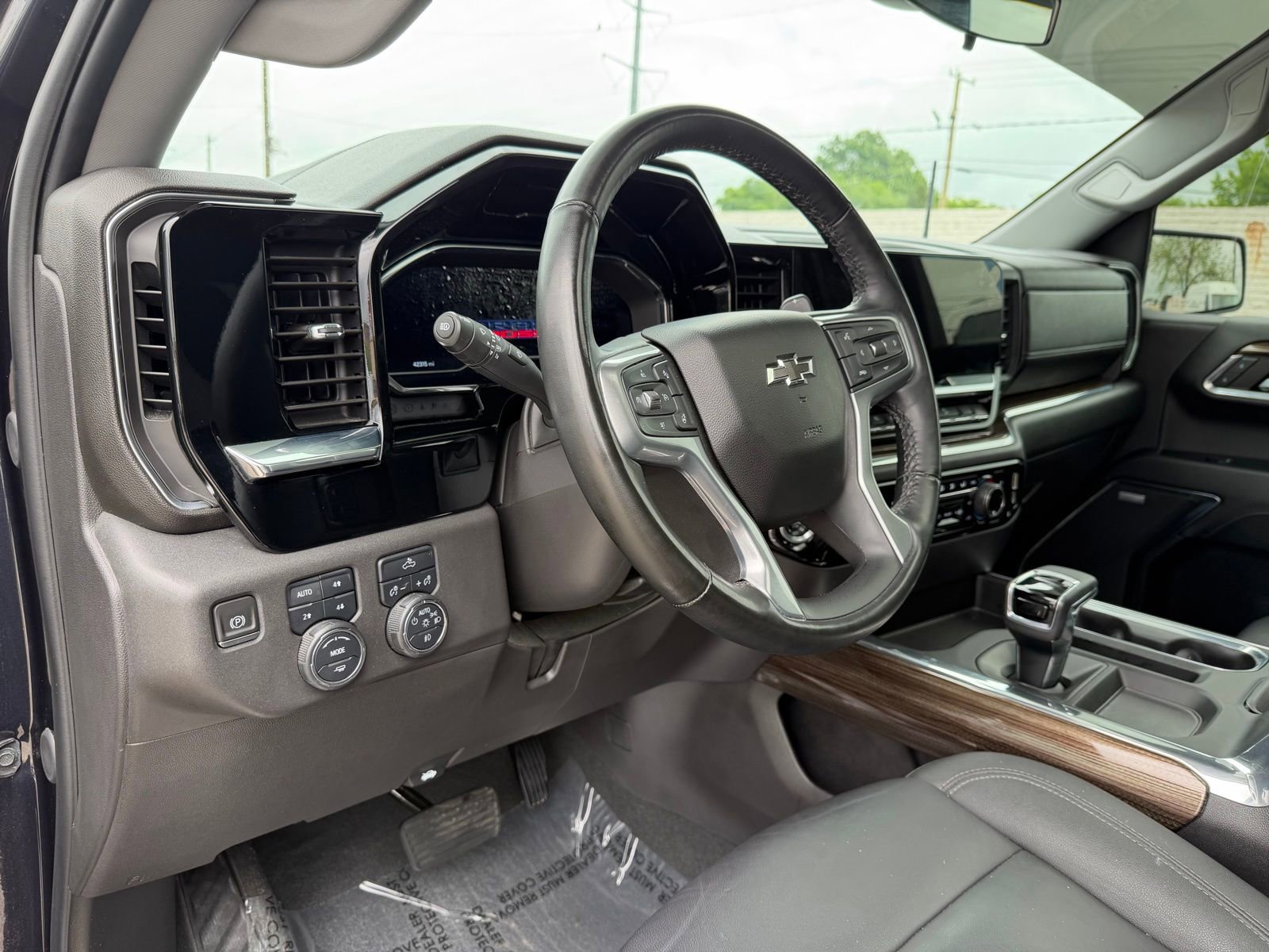 Used 2024 Chevrolet Silverado 1500 LT Trail Boss w/ Convenience Package II image 17