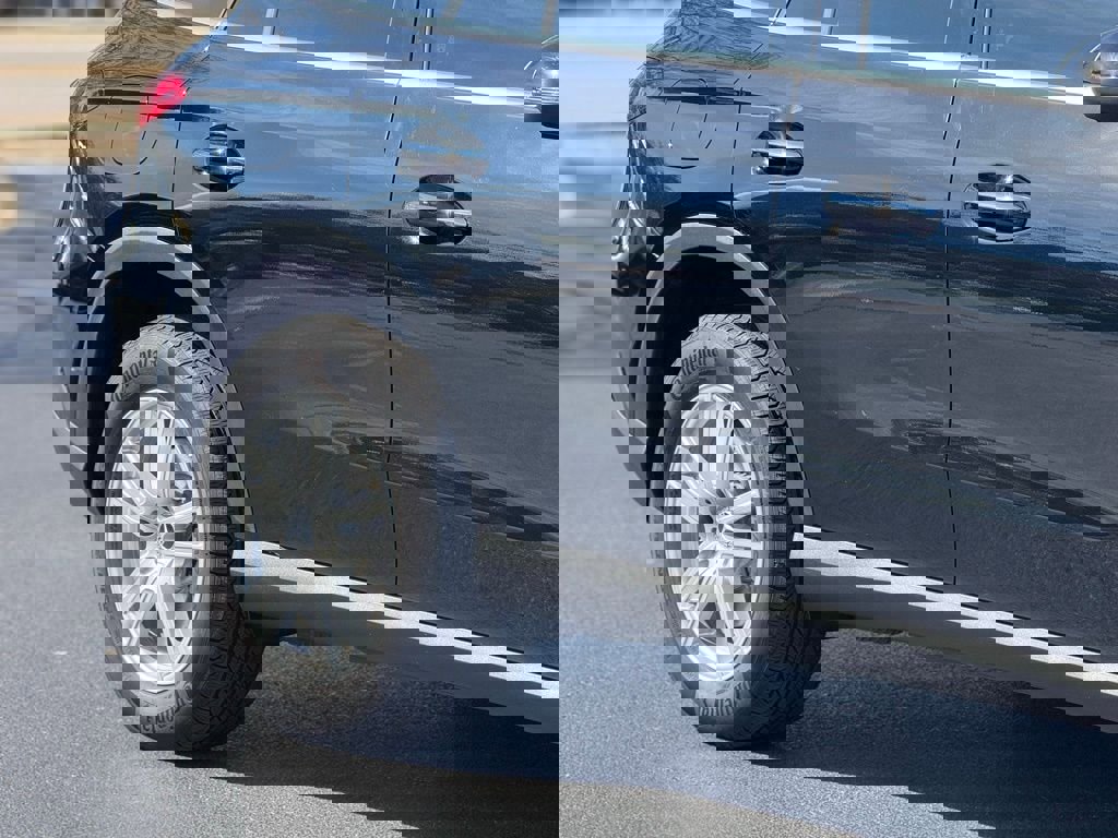 Used 2025 Mercedes-Benz GLC 300 4MATIC image 10