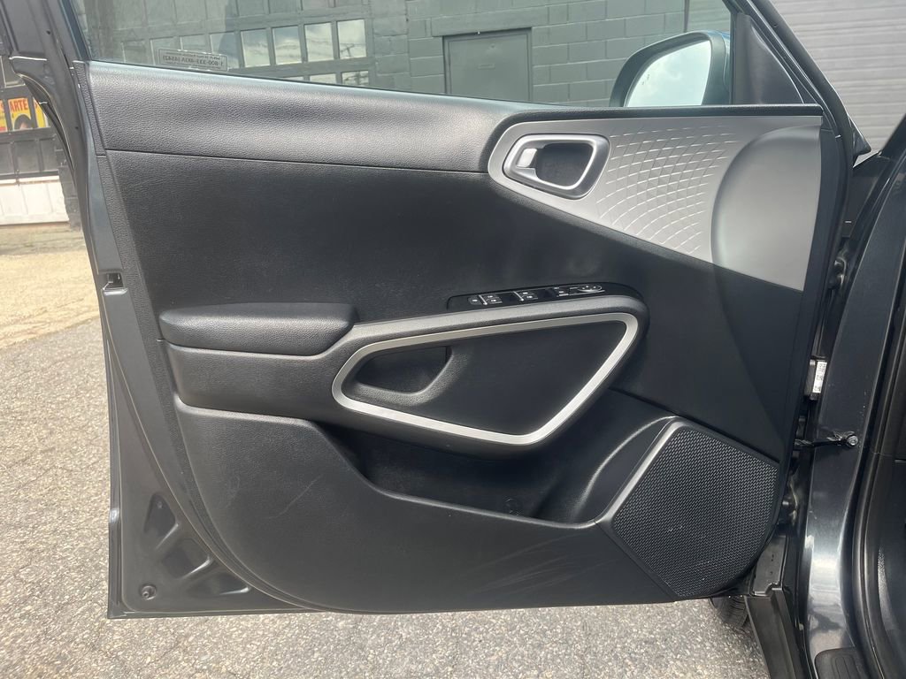 Used 2025 Kia Soul LX w/ LX Technology Package FWD image 20