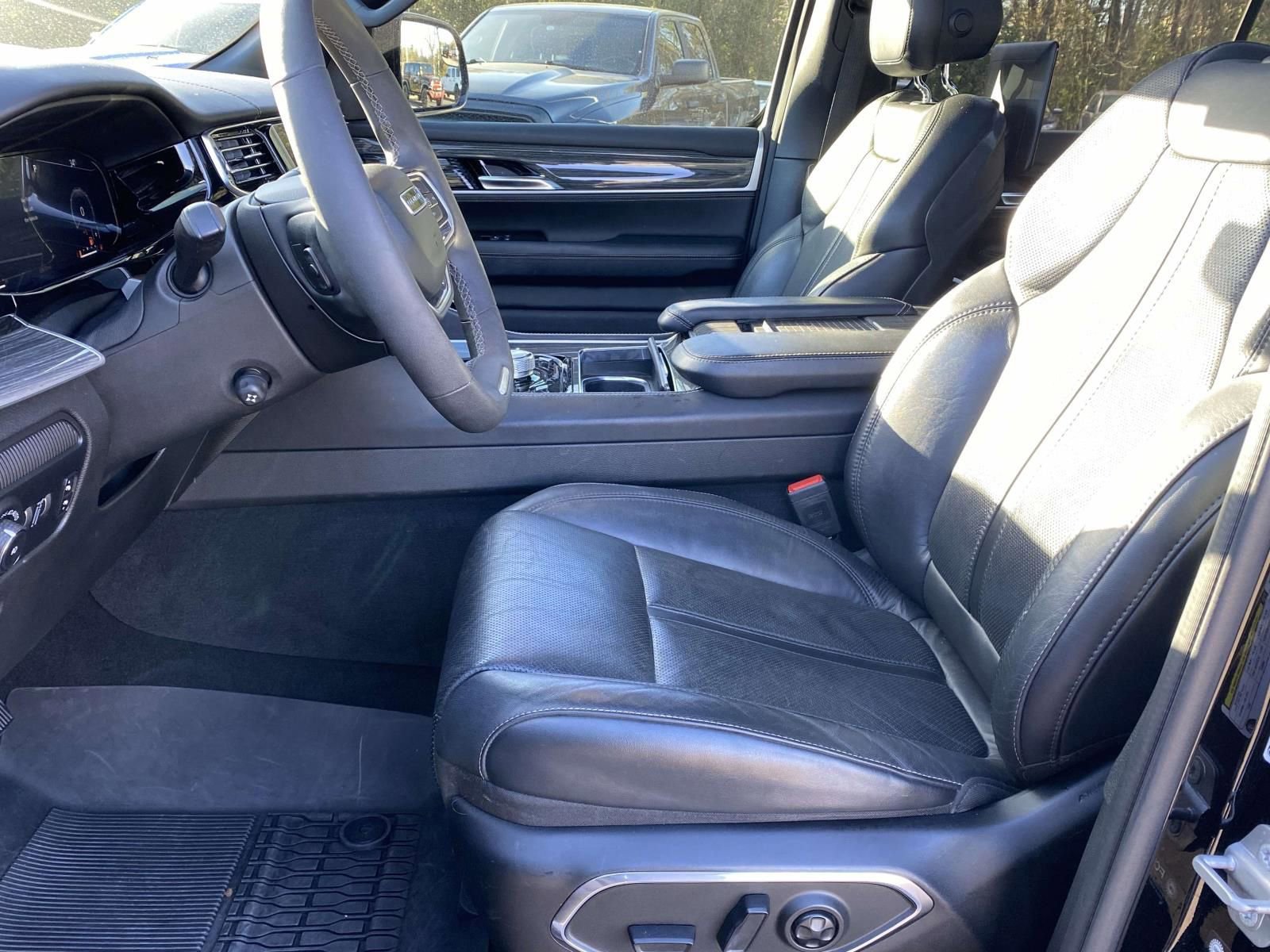 Used 2022 Jeep Wagoneer Series III w/ Premium Group I image 17