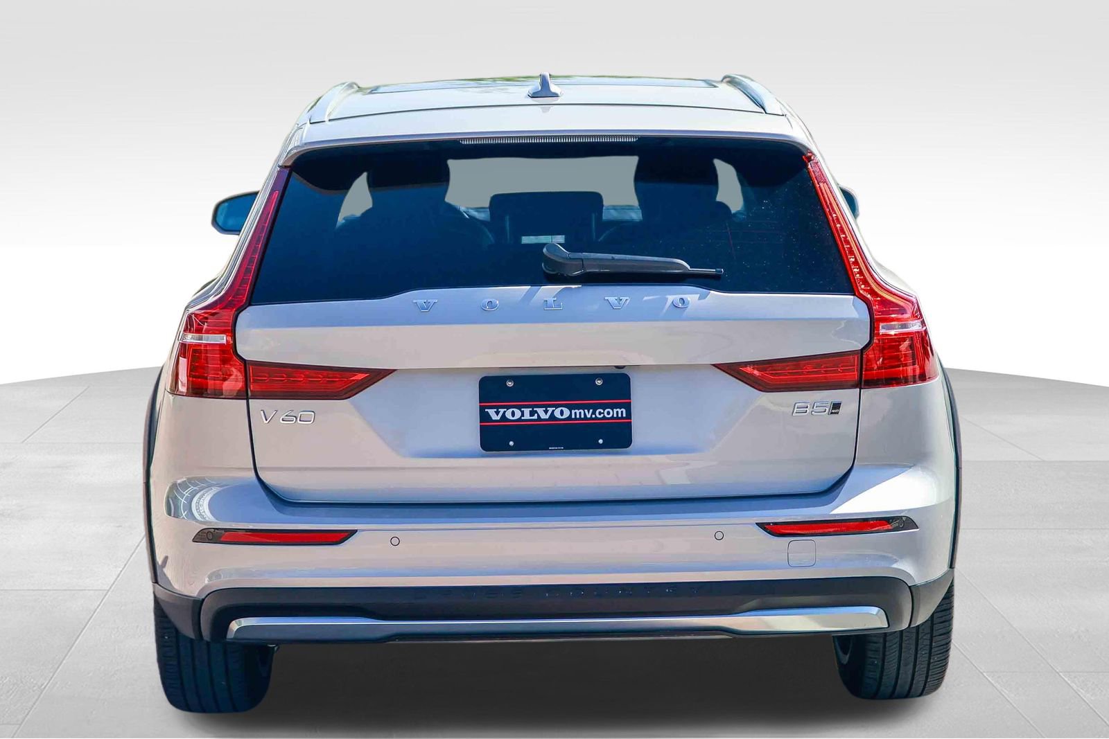 Used 2025 Volvo V60 B5 Cross Country Plus image 6