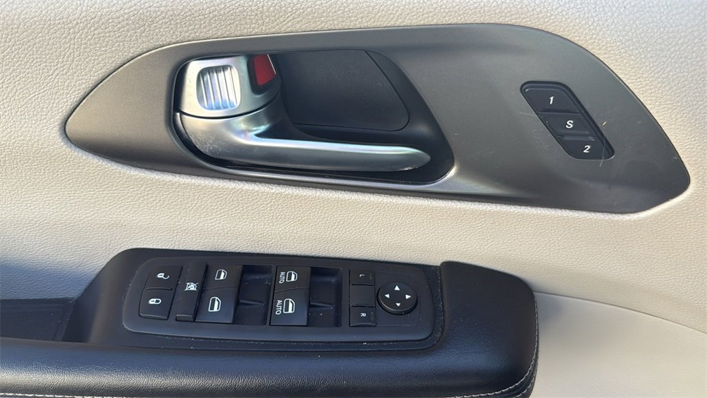 Used 2022 Chrysler Pacifica Touring-L image 18