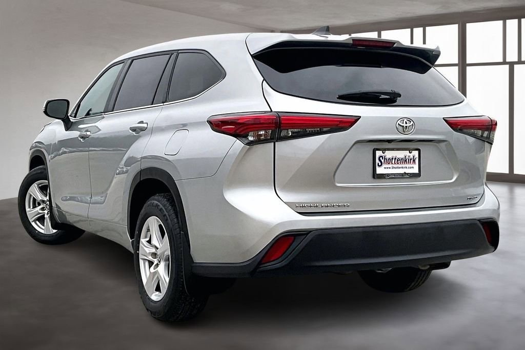 Used 2023 Toyota Highlander L image 4
