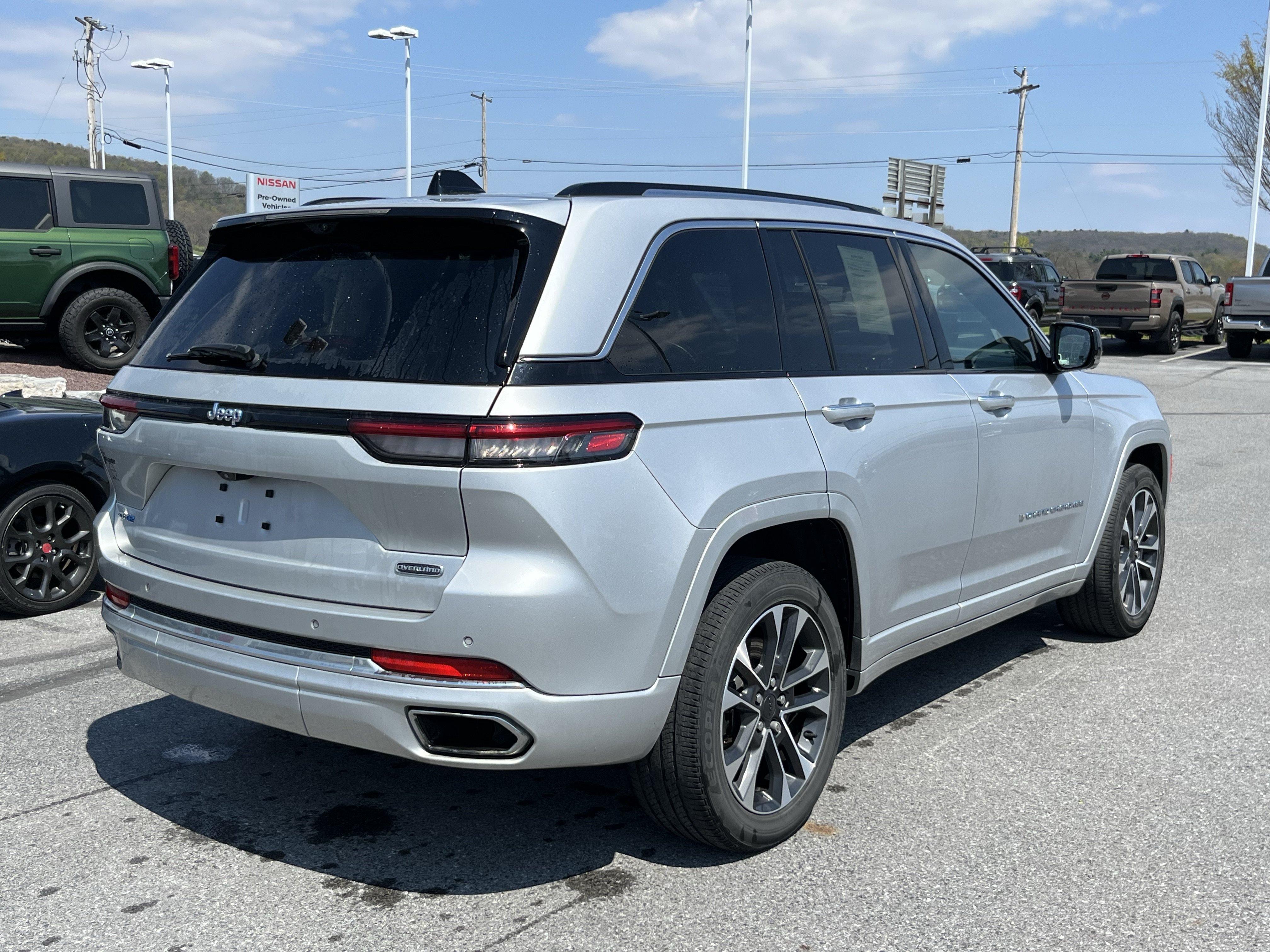Used 2023 Jeep Grand Cherokee Overland w/ Advanced Protech Group III AWD/4WD image 3